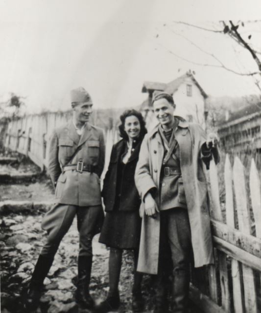 Lazo Materić, Betika Romano i Mile Perković, Jajce, 1944. godine. Fotografija iz arhive Historijskog muzeja Bosne i Hercegovine (FNOB 10747)