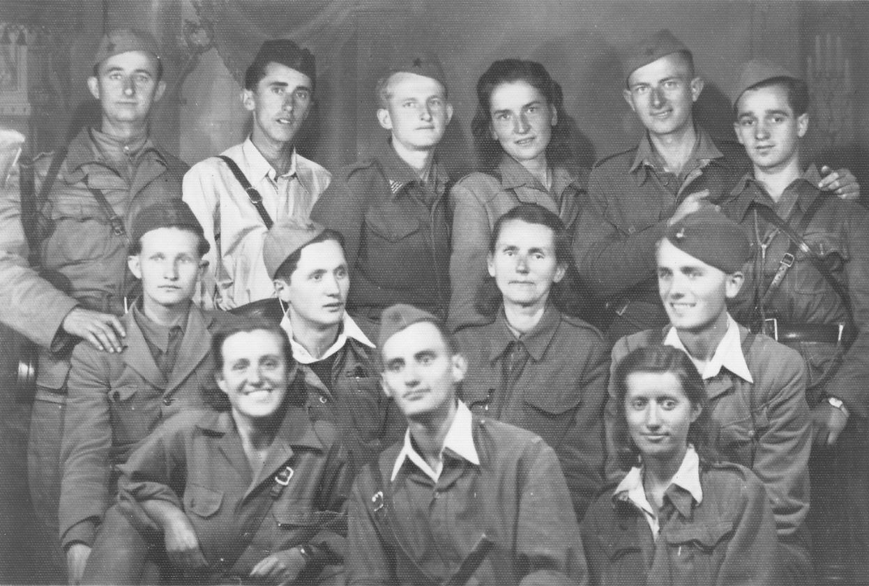 Članovi i članice omladinskog SKOJ-a za istočnu Bosnu i okrug Tuzla, Tuzla, 1944. godine. Zora Nikolić u drugom redu, treća slijeva. Fotografija iz arhive Historijskog muzeja Bosne i Hercegovine (FNOB 6286)