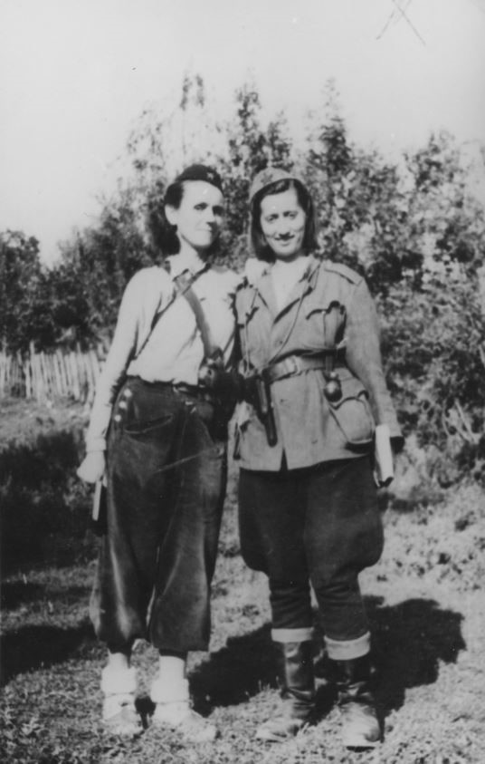 Zora Nikolić i Aiša Maličević, 11. septembar 1943. godine, Centralna Bosna. Fotografija iz arhive Historijskog muzeja Bosne i Hercegovine (FNOB 9482)